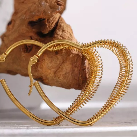 💛Gold Plated Heart hoop earrings - Picture 2 of 6